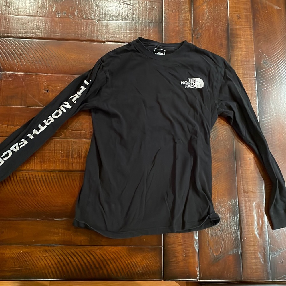 Black long sleeve north face shirt